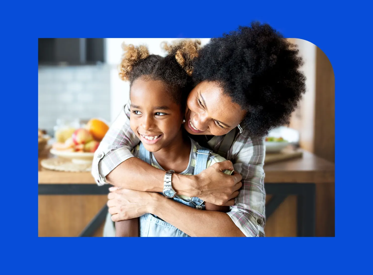 Une mère et sa fille partageant un moment complice